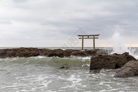 日本的Oarai岛崎神庙天空岩石海洋海岸旅行宗教观光牌坊风景大荒图片