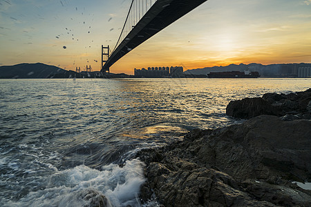 香港清马大桥下日落太阳射线建筑学运输海滩海景海岸港口场景天空图片