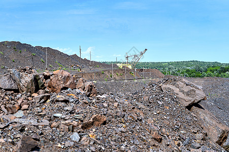 采石场挖掘土方工程中的挖掘机贮存环境植被地面工作技术石头复耕金子尾矿图片