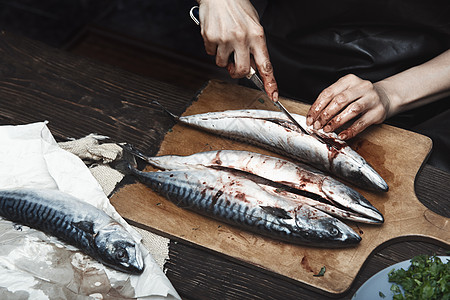 切鱼准备竹鱼的妇女厨房小枝木板一部分鲭鱼菜刀梳理烹饪饮食抗氧化背景