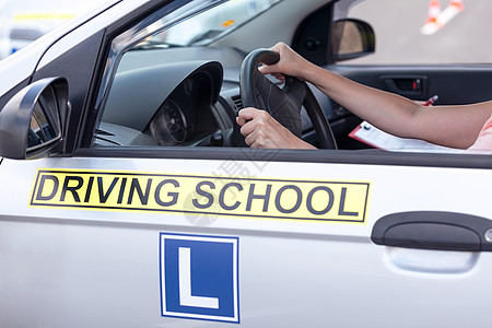 学开车 开车去学校学生教育执照讲师考试汽车车辆司机测试街道图片