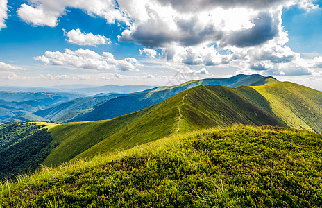 美丽的青绿草地山丘山脉图片