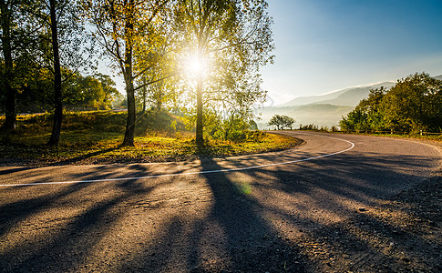 阳光下的人日出时的山区农村公路背景