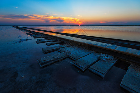 咸湖上的美日落盐水海岸线文化铁路生产传统旅游蓝色农场海景图片
