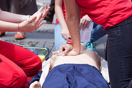急救培训细节 CPR程序复苏教学事故紧迫感病人胸部玩具医生帮助图片