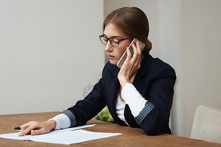 商业妇女通过电话交谈合同经理办公室女士套装写作阅读工人女性笔记图片