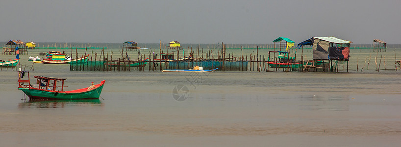 越南坚江省富国岛阴天渔村的渔船图片