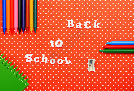 在彩色背景下回到学校的学术材料创造力绘画孩子教育工艺调色板铅笔蜡笔艺术家橙子图片