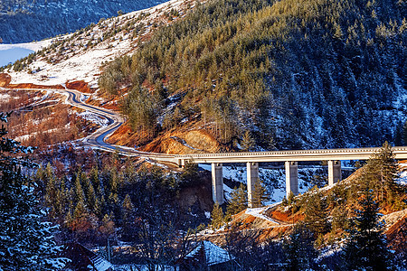冬季的山桥 有雪和蓝天空旅行速度风景农村悬崖交通沥青晴天天空爬坡图片