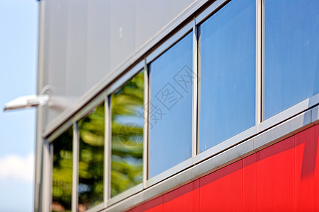 铝制立面和 alubond 面板玻璃仓库贮存材料建造商业工厂蓝色盘子线条图片