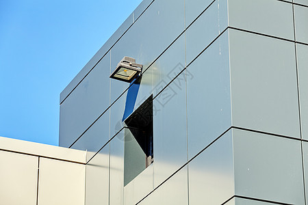 铝制立面和 alubond 面板线条玻璃控制板蓝色盘子工厂反射窗户货运贮存图片