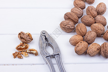 白色的胡桃食物木板裂缝美食甜点坚果小吃团体桌子季节图片