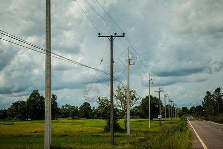 电线杆位于稻田的电场上电话技术天空变压器飓风金属公用事业电压电缆两极图片