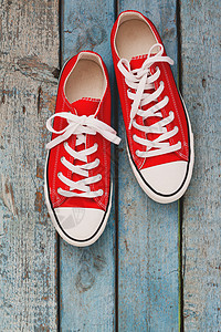 红色复古运动鞋 特装 蓝木背景图片