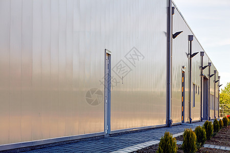 工业建筑上的铝立面货运公司入口贮存材料窗户玻璃盘子天空线条图片