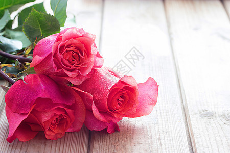 桌上美丽的粉色玫瑰乡村花瓣庆典废料婚礼木板框架桌子礼物花束图片