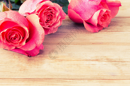 桌上美丽的粉色玫瑰花瓣卡片框架妈妈们生活木头废料乡村木板香气图片