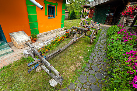 旧山庄森林旅行花园传统花朵房子门廊建筑乡村小屋图片