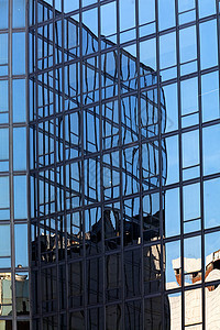 带反射的玻璃立面镜子窗户天空建筑蓝色市中心摩天大楼办公室商业公司图片