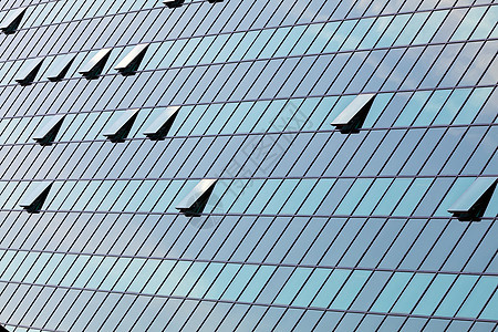 打开窗户的玻璃立面天空技术金融商业镜子投资办公室建筑蓝色公司图片