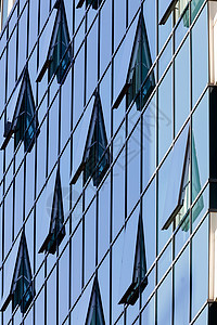打开窗户的玻璃立面蓝色建筑办公室技术金融摩天大楼窗口城市天空反射图片