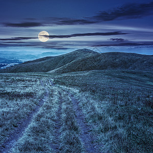 夜间穿过山地的风景图片