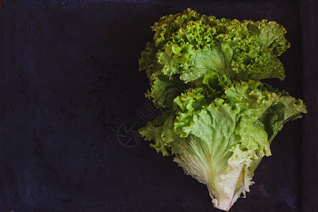 在一种节奏背景下 以回溯为背景的多汁新鲜绿色生菜叶叶木板饮食沙拉农业古董蓝色食物营养调色花园图片