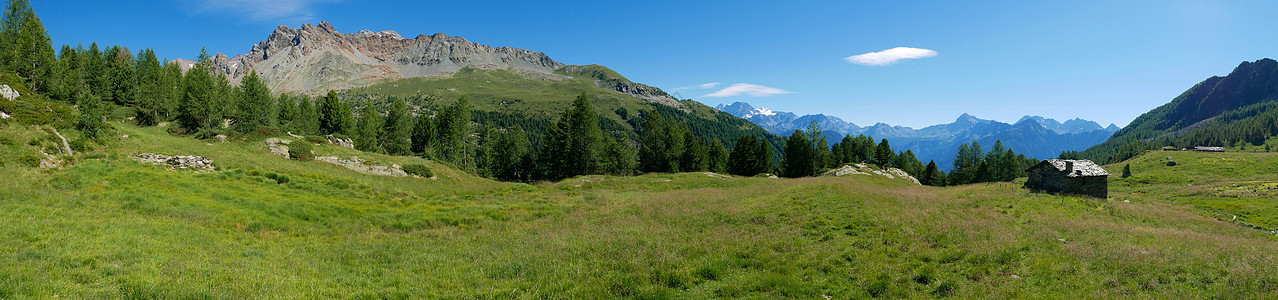 瓦尔马兰科的阿尔卑斯山夏季风景图片