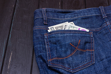 牛仔裤口袋里的美元纺织品织物货币裤子利润成功经济商业贷款服饰图片