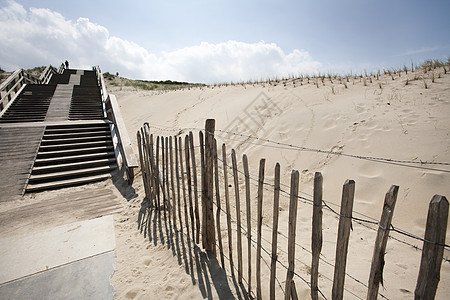 海牙沙丘地的楼梯行人海滩天桥栅栏沙丘脚步栏杆蓝色人行道木头图片