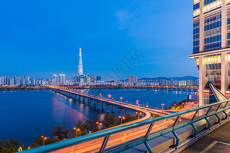 首尔地铁和首尔城市天际线在汉江首尔 南 ko金融地标景观商业建筑物旅行都市场景图片