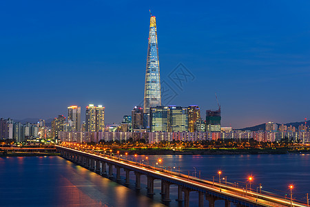 首尔地铁和首尔城市天际线在汉江首尔 南 ko地标都市建筑物金融旅行场景商业景观图片