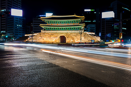 韩国的Traffic模糊了南韩首尔Namdaemun门场景交通遗产建筑旅行大门文化城市尾巴历史图片