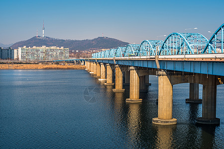 科雷南部首尔汉河的东杰克桥和首尔塔图片