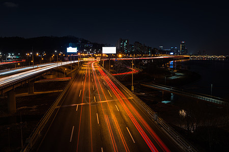 南韩首尔夜间高速高速公路交通(南韩首尔)图片