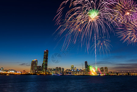 韩国首尔的多彩烟花旅行城市焰火景观摩天大楼庆典假期夜景天际展示图片