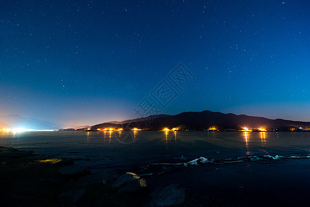 韩国 夜晚的天空与许多闪亮的星星 在冬天的冰川上图片