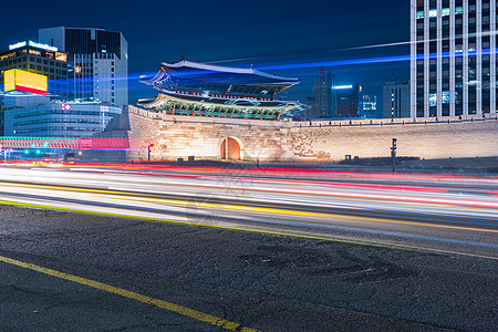 韩国的Traffic模糊了南韩首尔Namdaemun门文化运动旅行建筑学大门速度建筑街道交通遗产图片