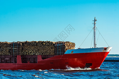 装有木材的货船天空血管木头库存航海运输货物红色大部分货运图片