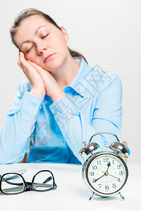 一个睡着的女人在工作中间的 概念性画面图片