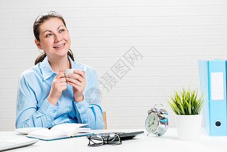 成功的女商务人士梦想着一杯咖啡 喝上一杯咖啡图片
