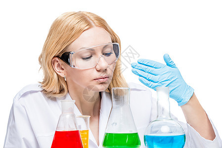 具有多色物质经验丰富的化学家的肖像画图片