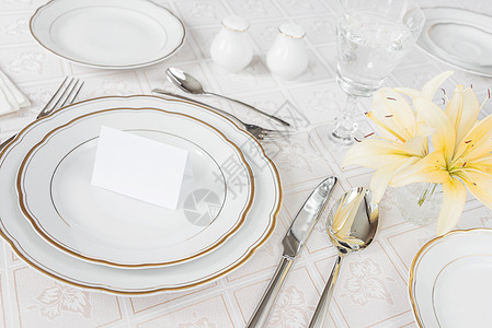摆得漂亮美的桌子宴会午餐婚礼服务用具宾客水晶刀具酒杯菜单图片
