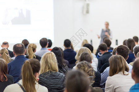 妇女介绍商业会议情况 b 在商业会议上发言学生女性经理研讨会大学作坊扬声器观众发言人白屏图片