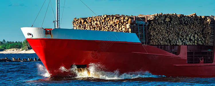 装有木材的货船红色库存天空出口物流大部分血管进口航海货运图片