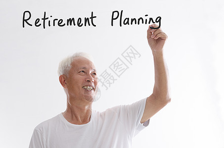 年老亚洲人写退休计划图片