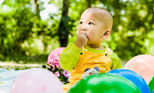 婴儿在户外吃东西图片