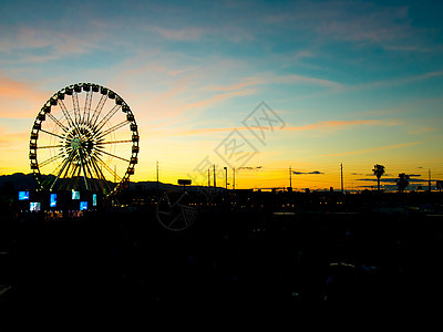 和详细的Ferris轮子的休眠图 与日落圆形橙子城市节日圆圈摩天轮乐趣假期地标灯光图片