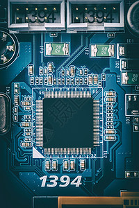 蓝电路板上的微处理器图片
