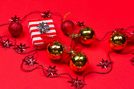 圣诞红背景 配礼物和装饰框架玩具风格艺术卡片松树金子花环星星雪花图片